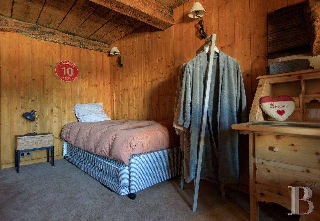 En Savoie, dans un hameau de la vallée de la Tarentaise, un grand chalet traditionnel rénové avec soin - photo  n°33